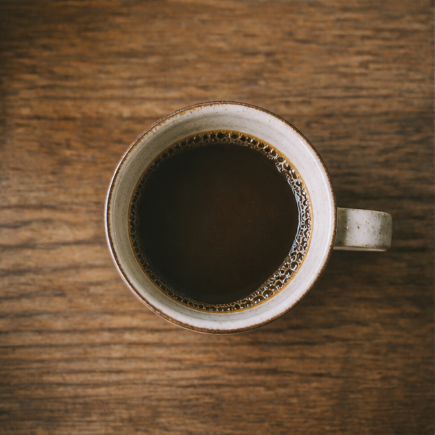 机の上のコーヒー